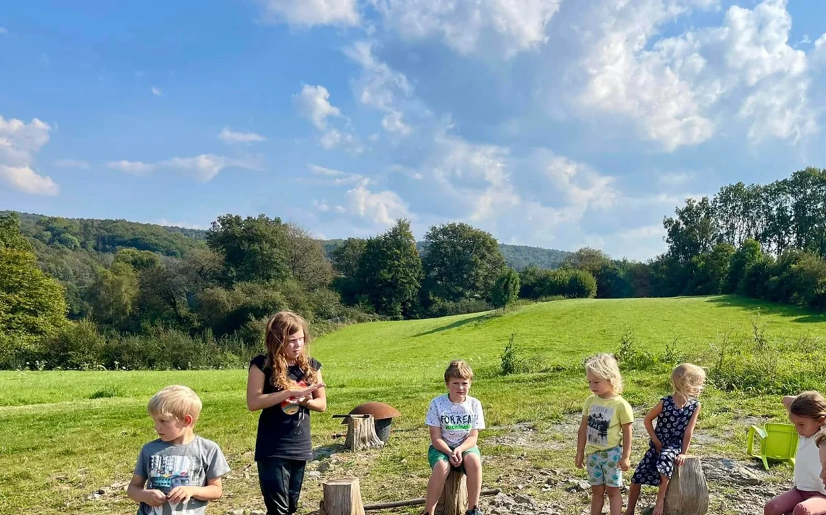 Enfants faisant des activités en pleine nature.